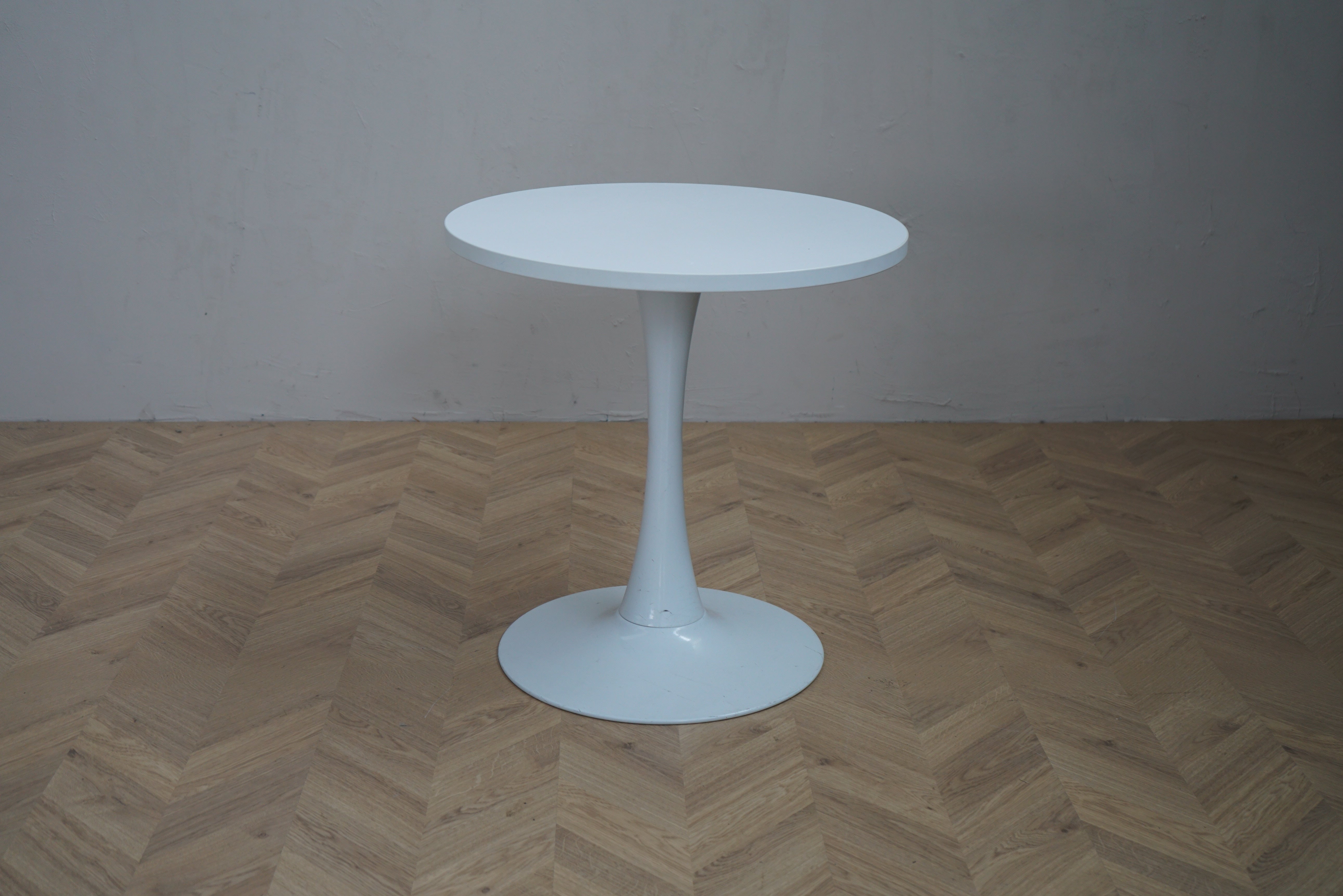 Rundt kaffebord og loungebord Ø65 cm i hvid laminat med hvidt søjlestel set forfra
